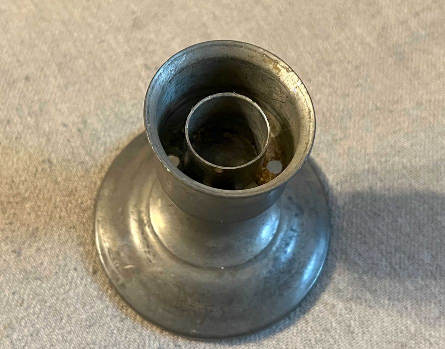 Sfesnic mic vintage metalic turnat, stabil, baza lata, inaltime 11 cm