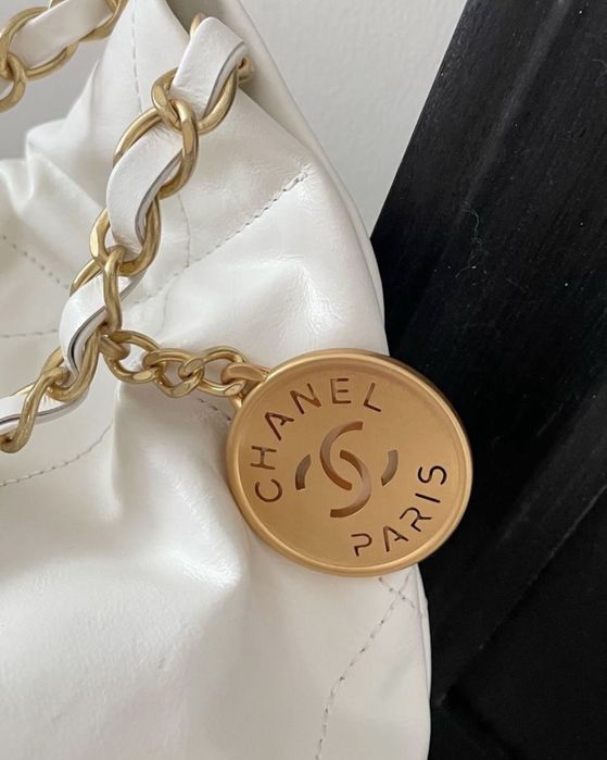 Дамска чанта Chanel – бяла, елегантна визия