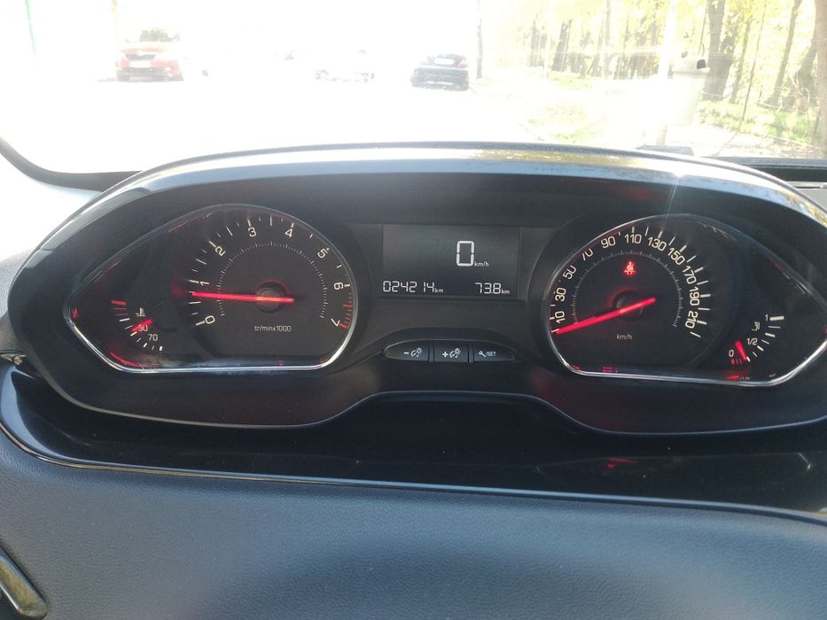 Peugeot 208 1,2 /24000km