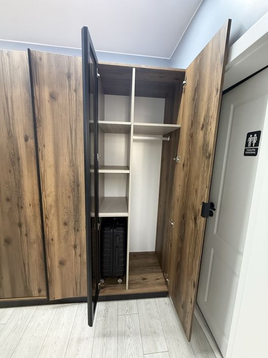 Dulap dressing 6 uși cu oglinzi , modern, stare perfectă