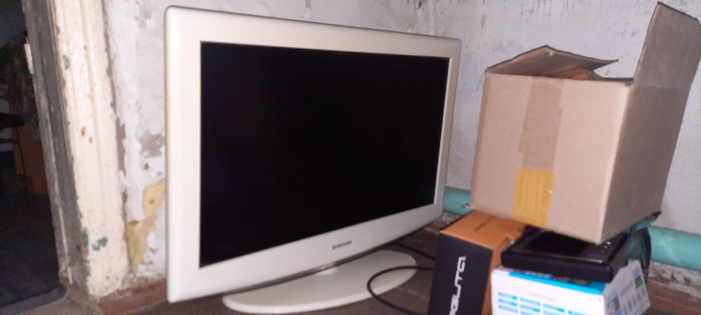 Продам ЖК-телевизор Samsung)