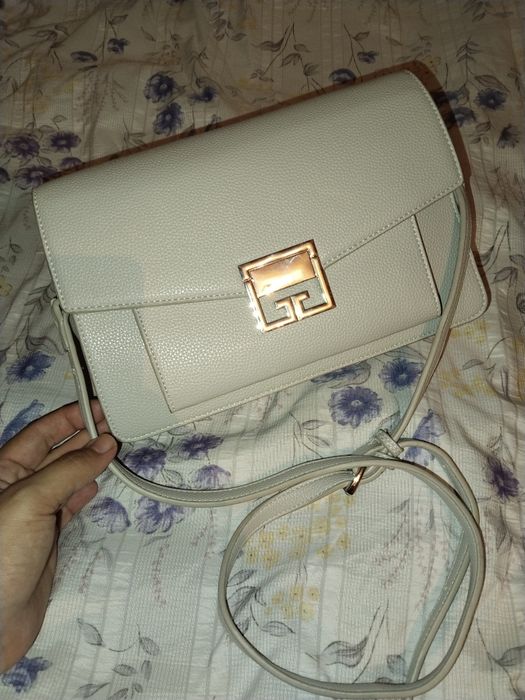 Yangi ayollar sumkasi sotiladi !