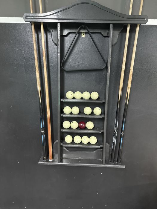 Billiard va tennia stollari sotiladi