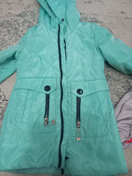 Продам куртки на девочку.