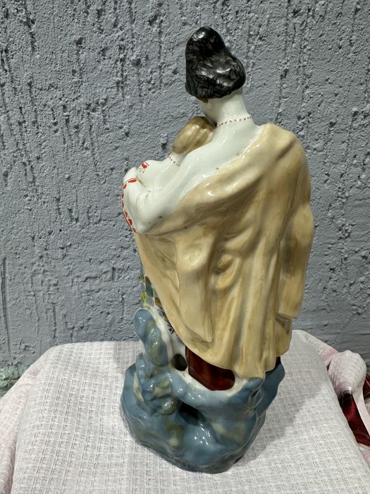 Продам фарфоровую статуэтку