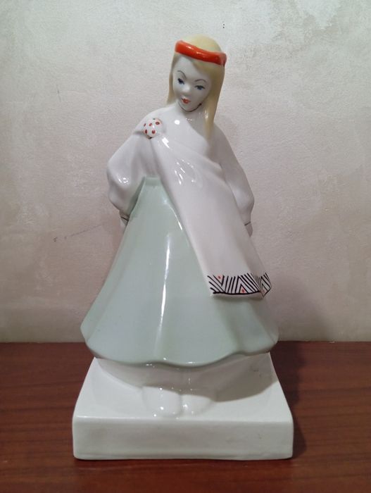 Статуэтка в народном костюме