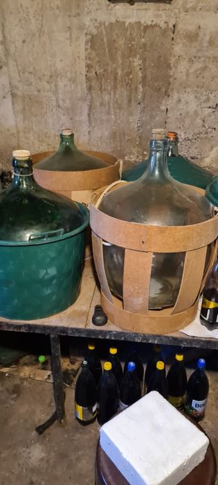 Scara lemn, damigeana  sticla cu gard