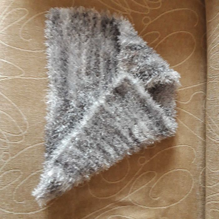 Дамски зимни шалове и шапки