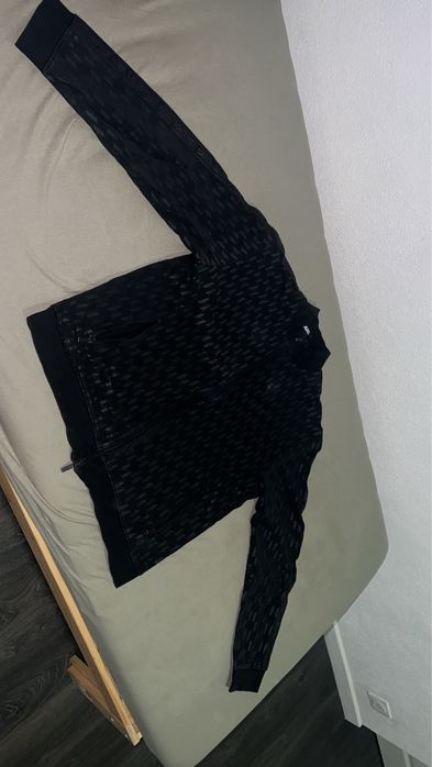 Vand trening de barbati de la Karl Lagerfeld,purtat doar de cateva ori