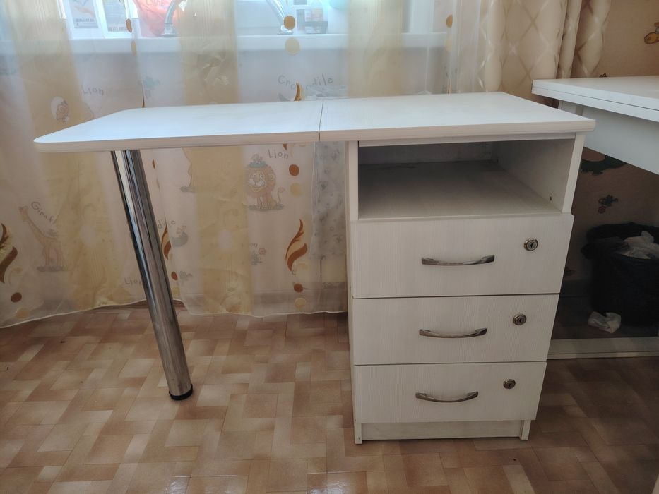 Продам маникюрный столик