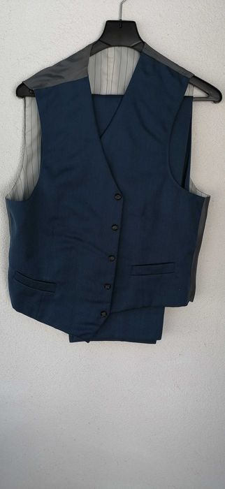 vand  costum   facut  la  comanda  marimea  56  pret  220  lei