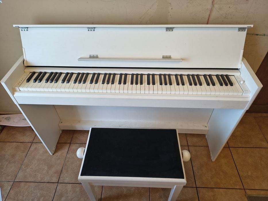 Vând pian yamaha ydp s55, folosit foarte puțin de un elev în stare excelentă.Preț 3000 lei.