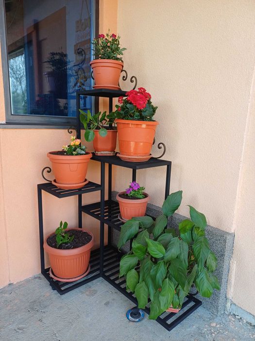 Ръчно изработени метални цветарници