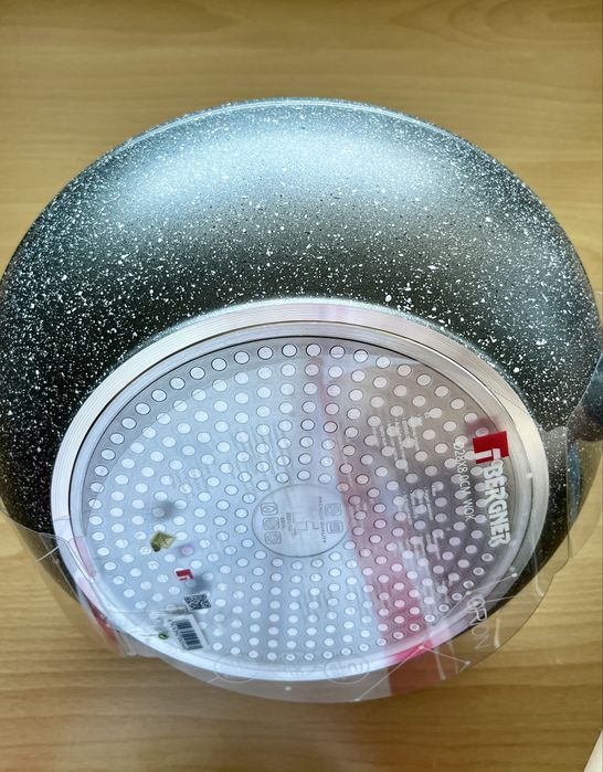 Мраморен ЧИСТО НОВ тиган уок с ергономична дръжка‼️