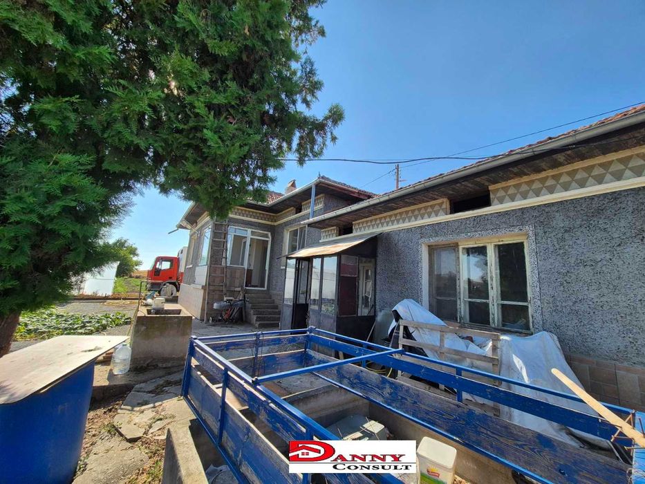 Къща с 5800 кв.м. двор в с. Климентово, обл. В.Търново