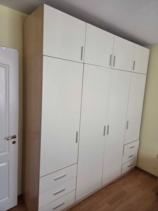 Продава се четирикрилен гардероб с надстройка.