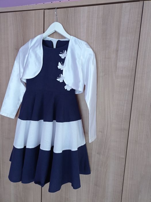 Продавам 3 броя рокли за момиче