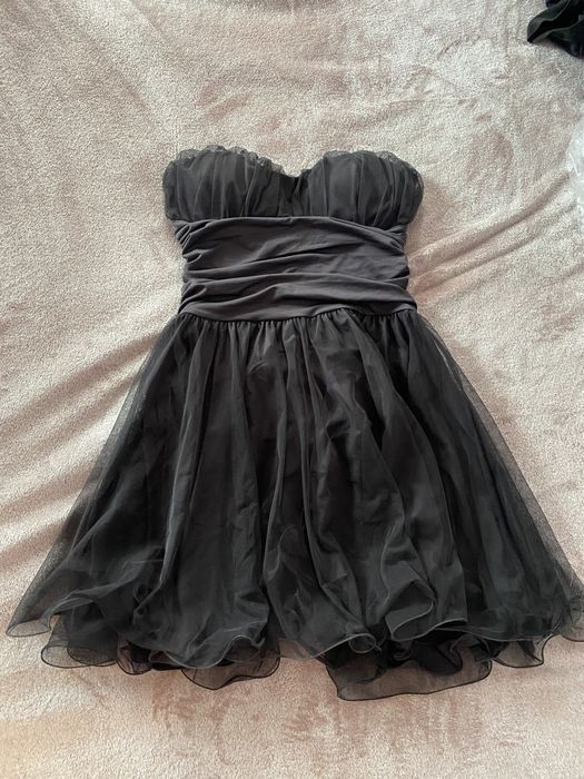 Rochie neagră cu tul