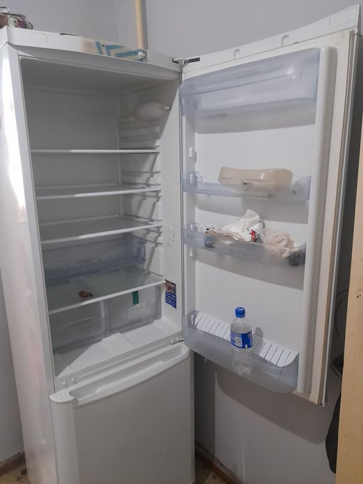 Срочно продаётся двухкамерный холодильник