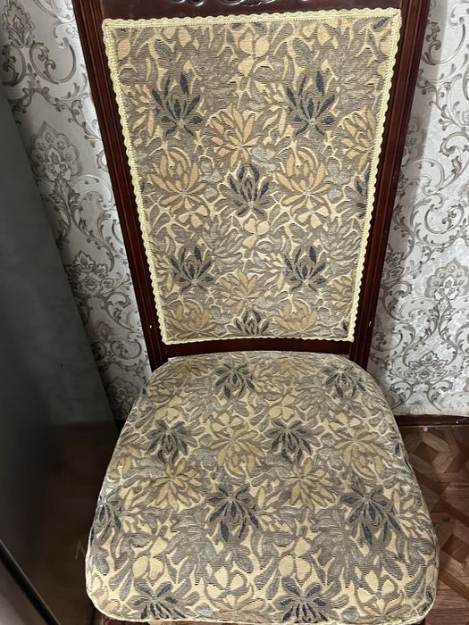 стол и стулья. Чистое  красное дерево