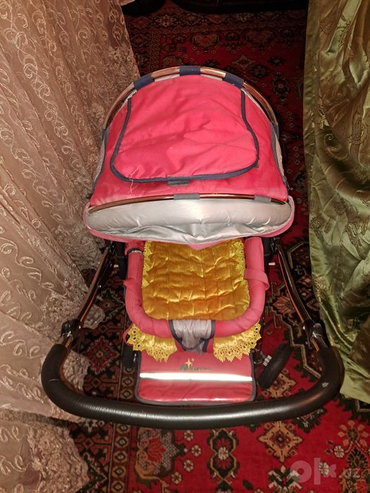 Kalyaska ichida koʻrpacha yastusi bilan