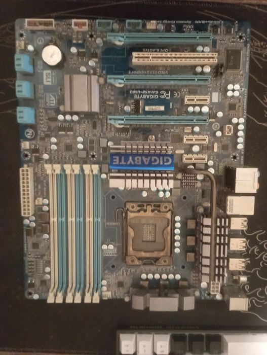 Материнская плата GIGABYTE