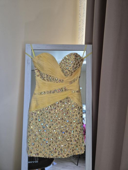 Рокля, жълта с камъни