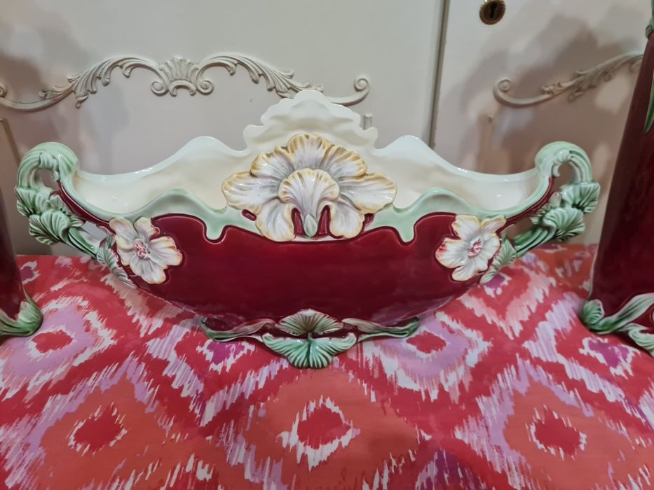 Vând set compus din 3bucati 2vaze 1Jardinieramajolică, art nouveau,
