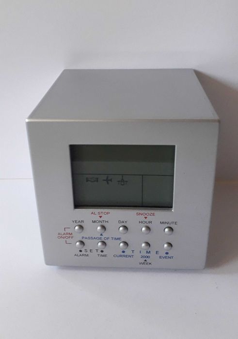 часовник антикварен, куб марка Рееко  Reeko, будилник, календар