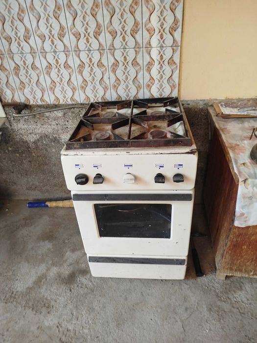 Gaz Plitasi sotiladi Xamma jihozi ishlaydi