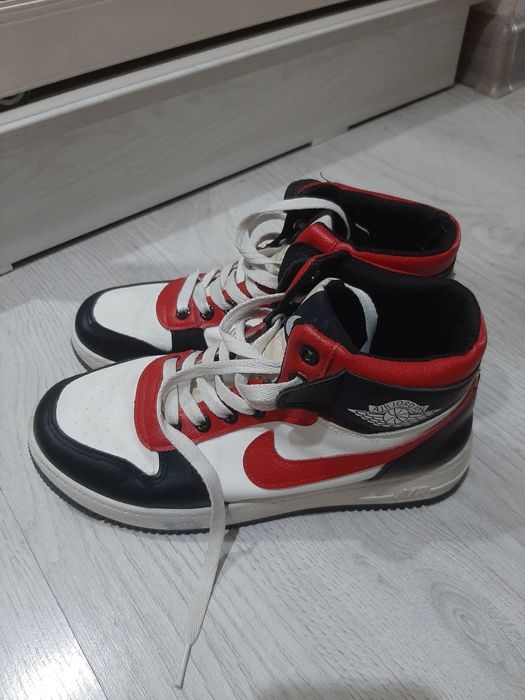 Кроссовки женские