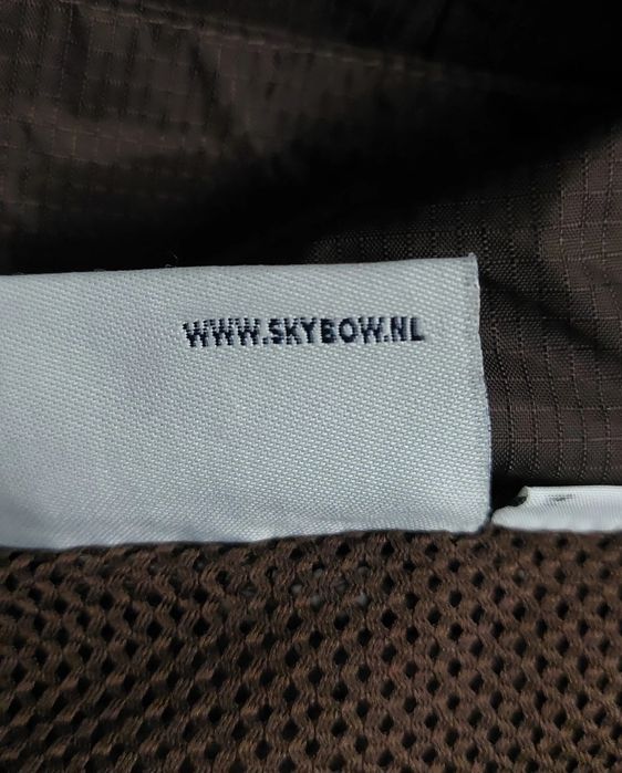 коричневая ветровка