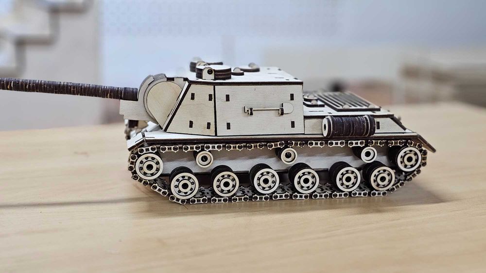 Танк ИСУ 152 из фанеры
