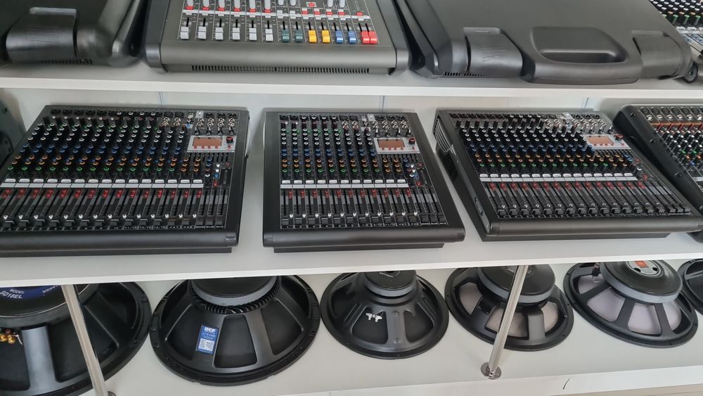 Активный микшерный пульт.