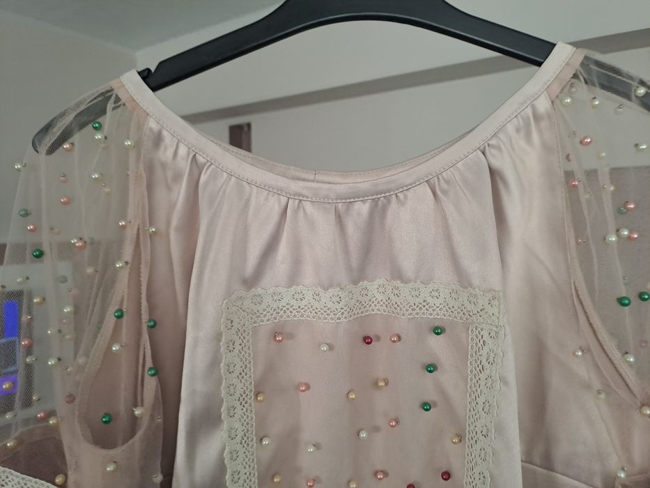 Costum elegant cu broderie,tulle,perlute