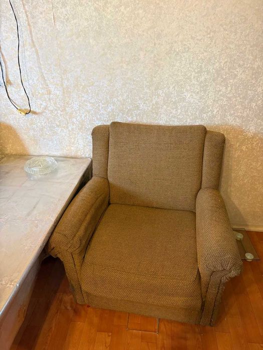 Срочно отдам даром мебель диван и 2 кресла