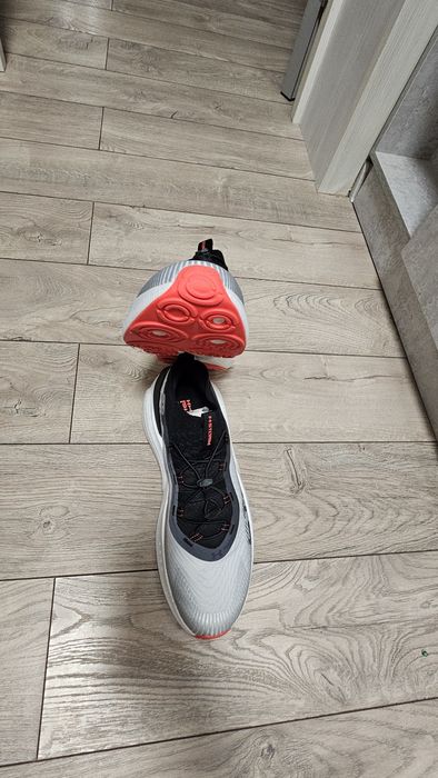 Продам кроссовки Under Armour новые оригинал