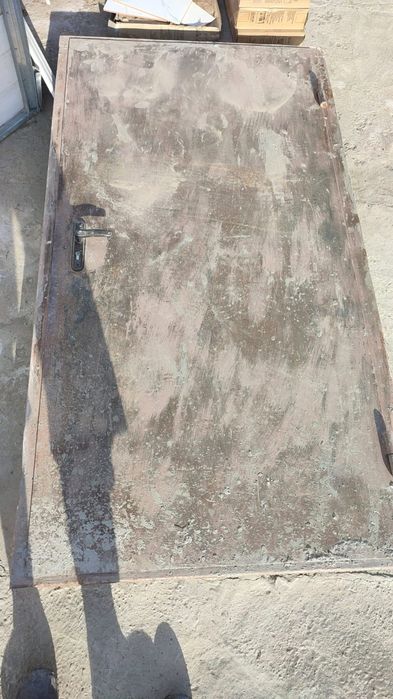 Железная дверь..