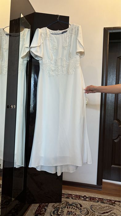 Ақ вечерный көйлек сатылады.