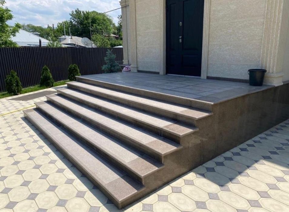 Травертин , гранит .