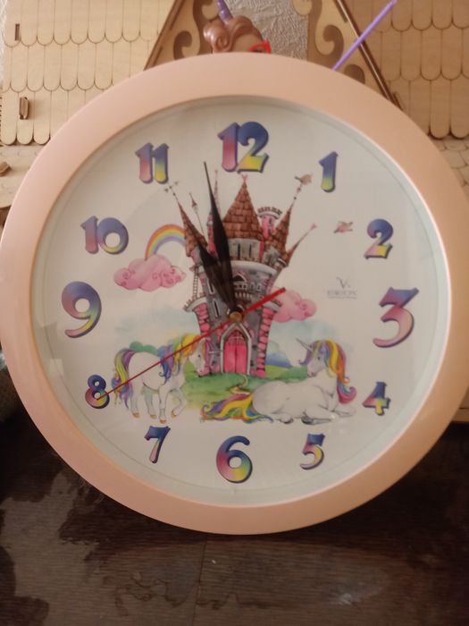 Продам часы в детскую комнату