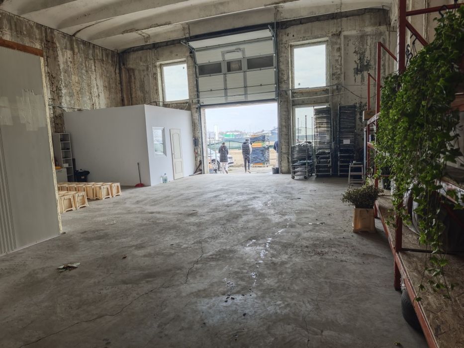 Închiriez hală 200mp , str Tirului