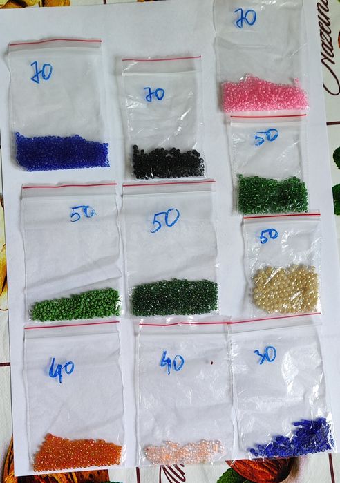 Продам бисер разный.