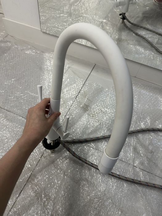 Белый кран LeMark