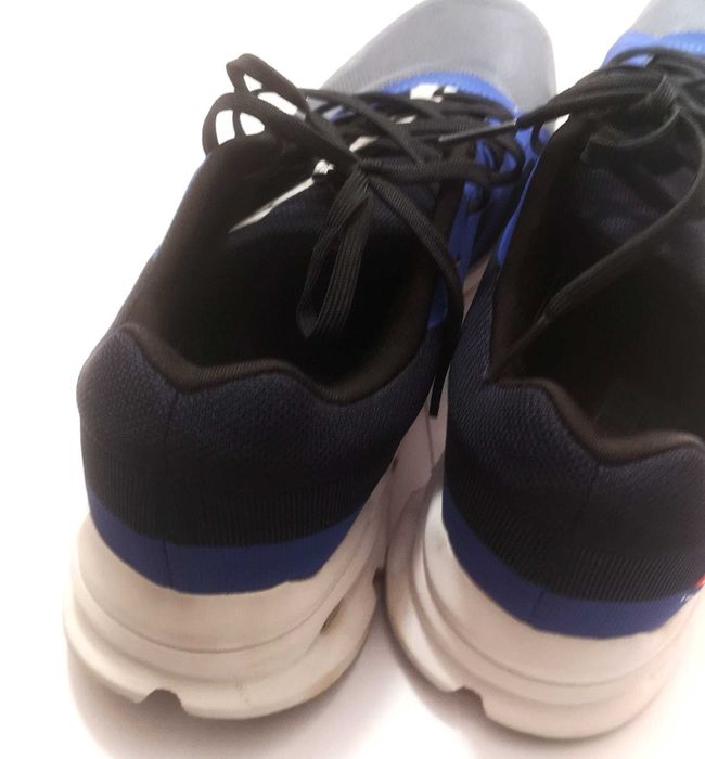 Vand pantofi sport ON, marimea 42, purtati o data