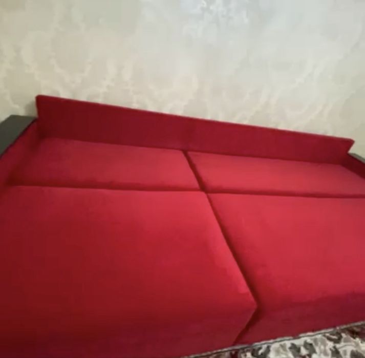 Большой диван.