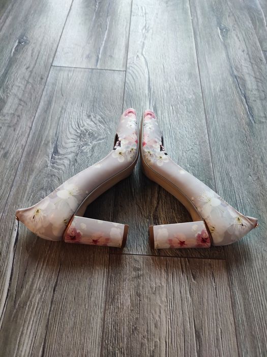 Pantofi de dama cu imprimeuri mărimea 37