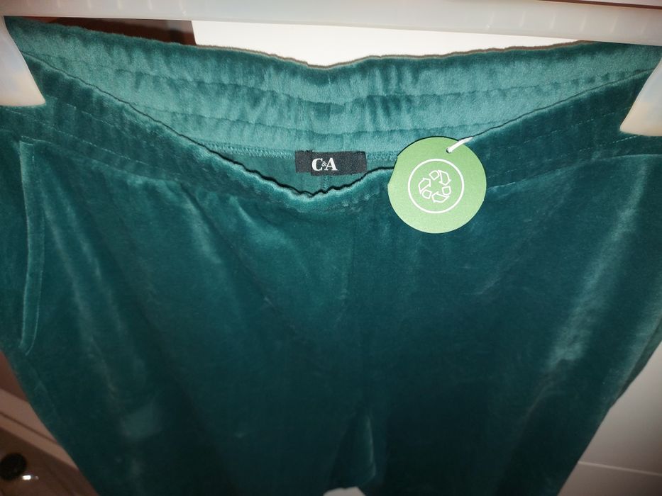 Pantaloni trening plasați