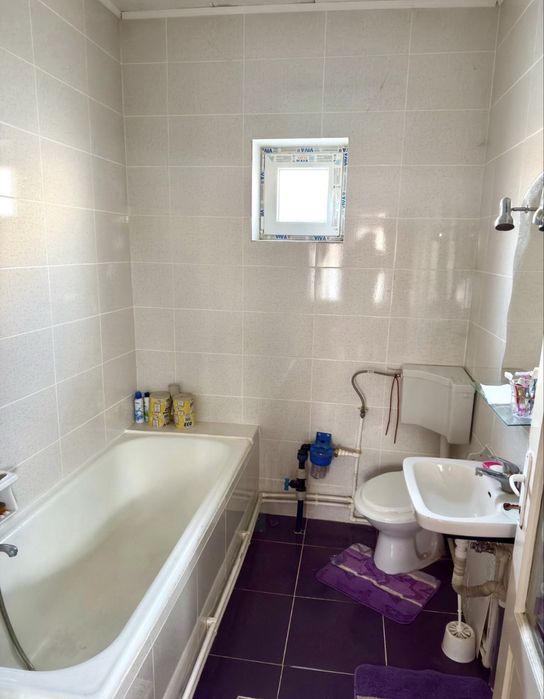 Vând casă cu 5 camere,baie,bucatarie,mobilata complet sau partial.