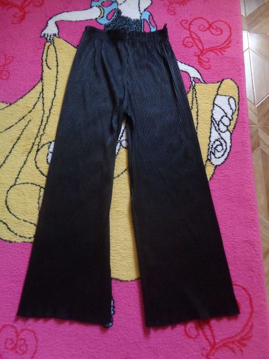 Vand paltalon creponat de dama.